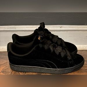Women’s Velvet Pumas size 6.5